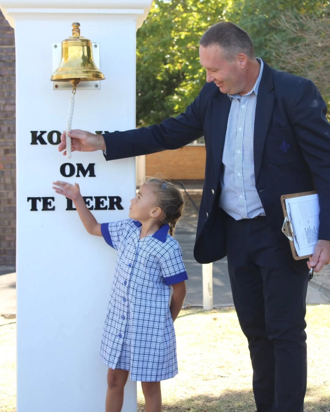 ⚜ 𝙆𝙡𝙤𝙠𝙨𝙚𝙧𝙚𝙢𝙤𝙣𝙞𝙚 ⚜Ons nuwe gr.1’s het hul skoolloopbaan by Hugenote Laerskool amptelik met ons pragtige tradisie inge-‘lui’. Met die lui van ons koperklok betree hulle amptelik